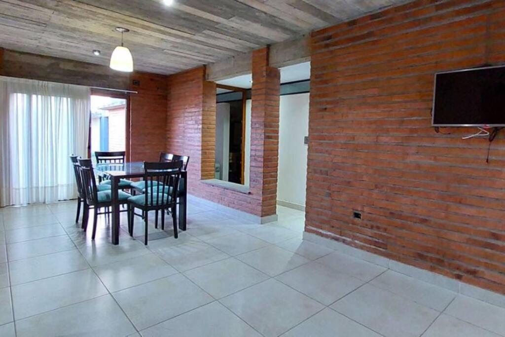 Casa Amplia En Ubicacion Tranquila De La Ciudad *