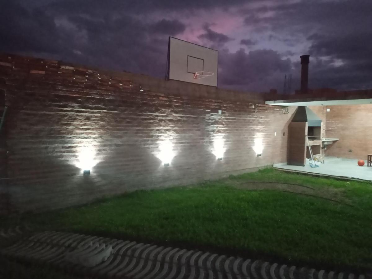 Casa Amplia En Ubicacion Tranquila De La Ciudad *