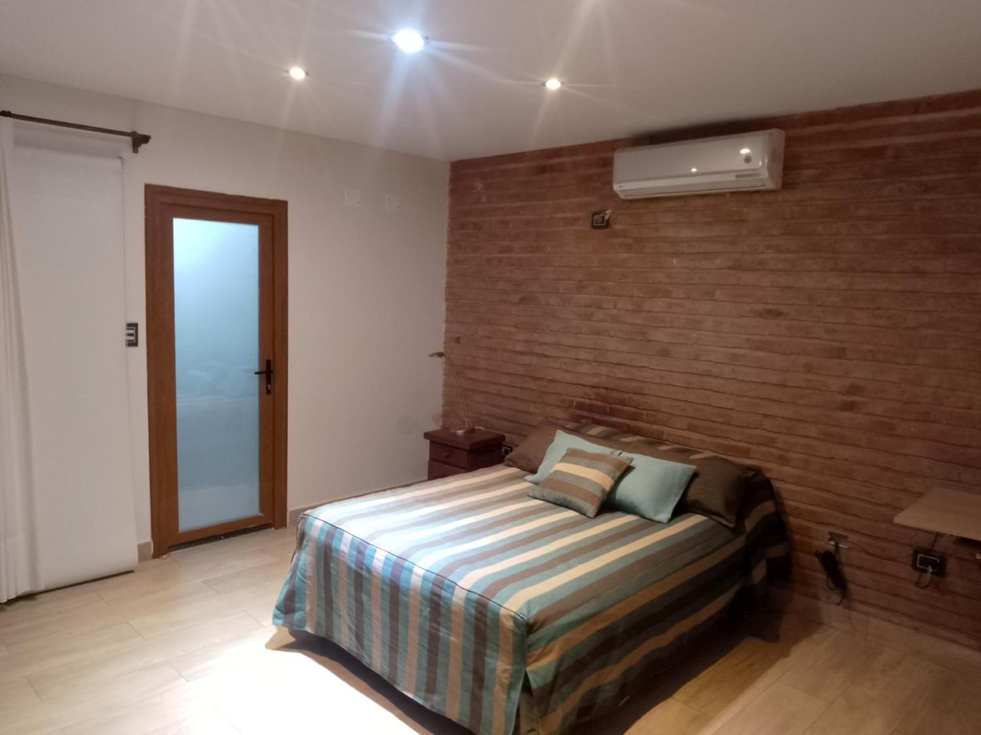 Casa Amplia En Ubicacion Tranquila De La Ciudad *